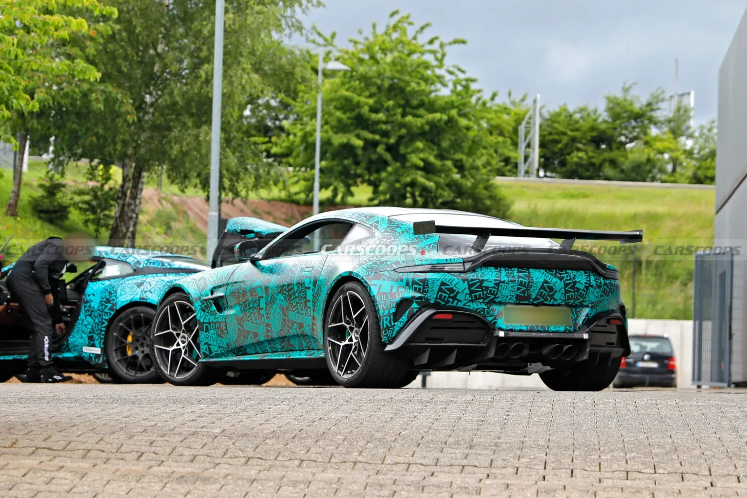 Источник: https://www.carscoops.com/2026/06/aston-martin-vantage-rs-spied/