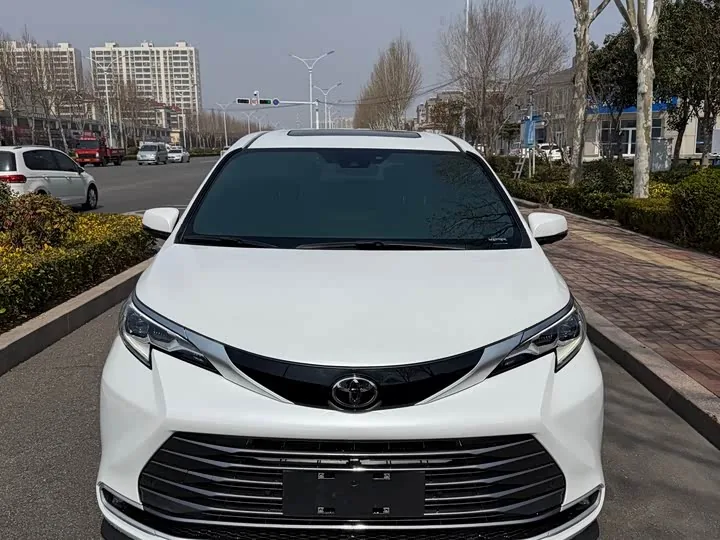 Toyota Sienna 2.5L Hybrid AWD Premium 2026