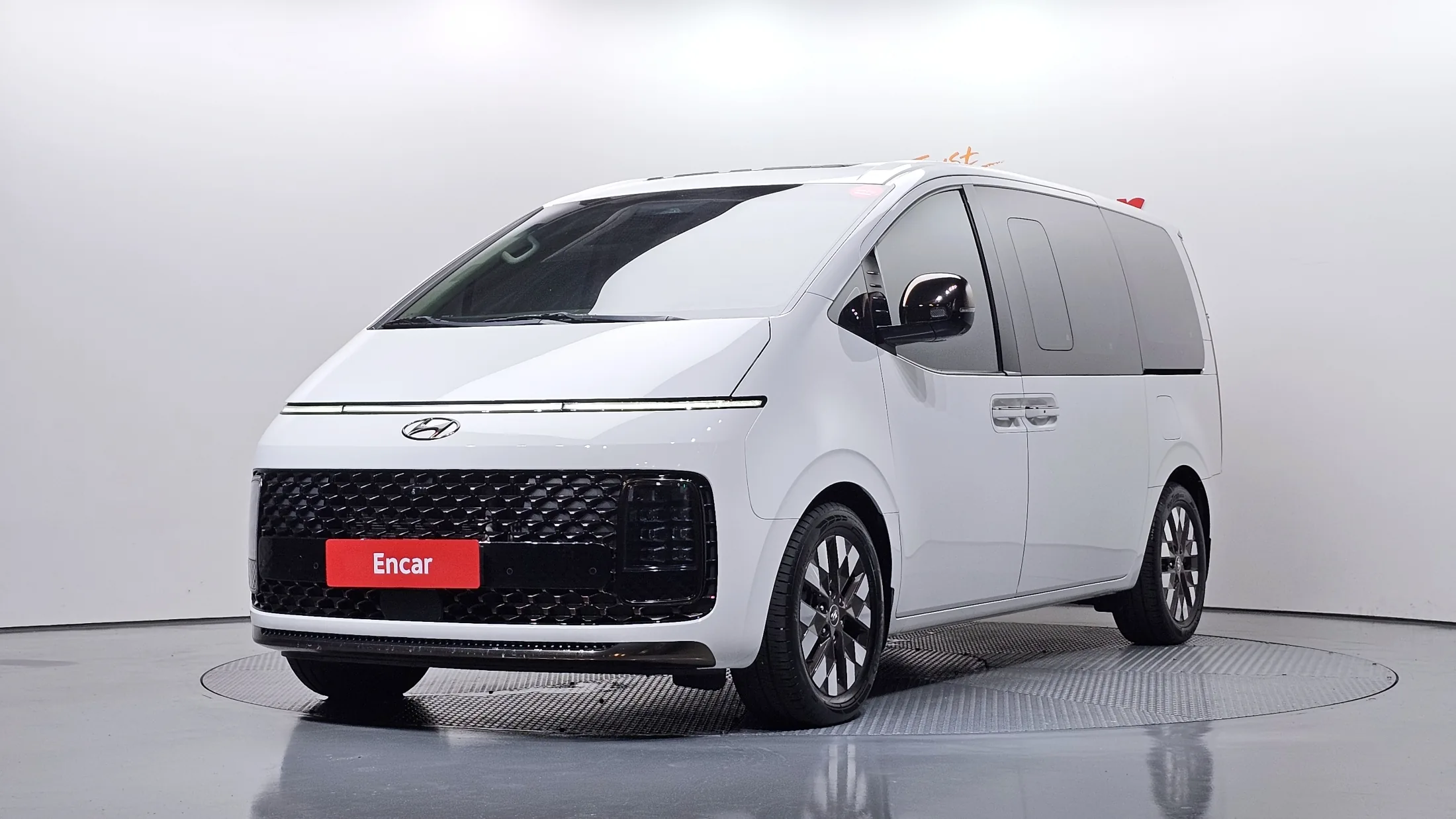 Hyundai Staria Lounge 4WD 9-Seater