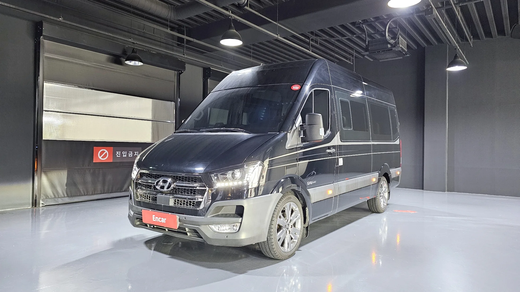 Hyundai Solati 15-seater