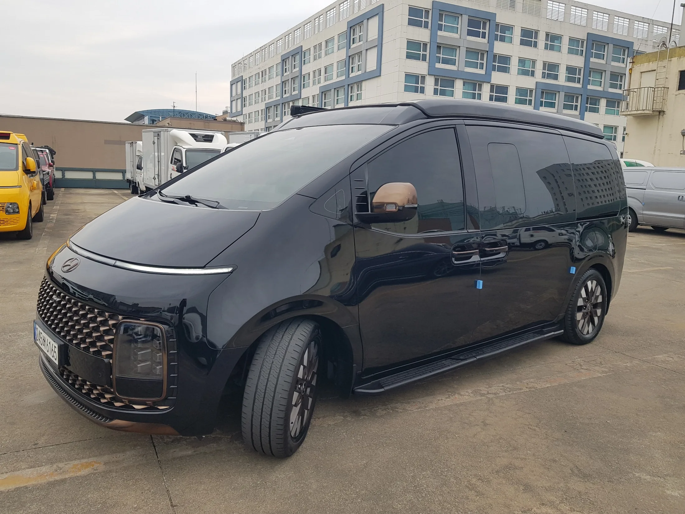 Hyundai Staria 4WD Camper
