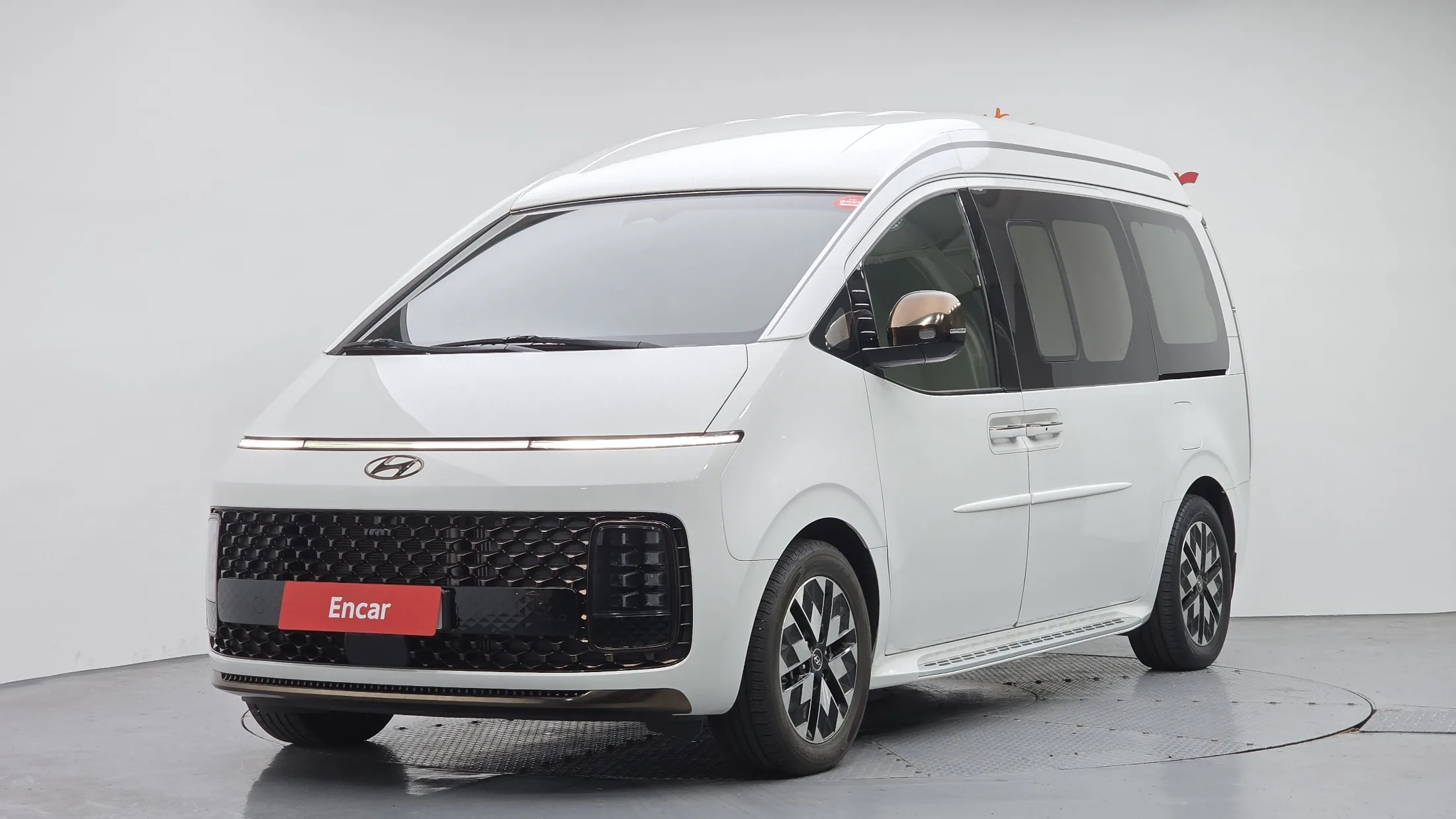 Hyundai Staria Lounge 7-Seater